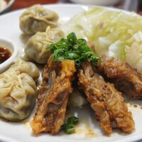 Чешские кнедлики с жареным мясом в кляре , капустой и соусом